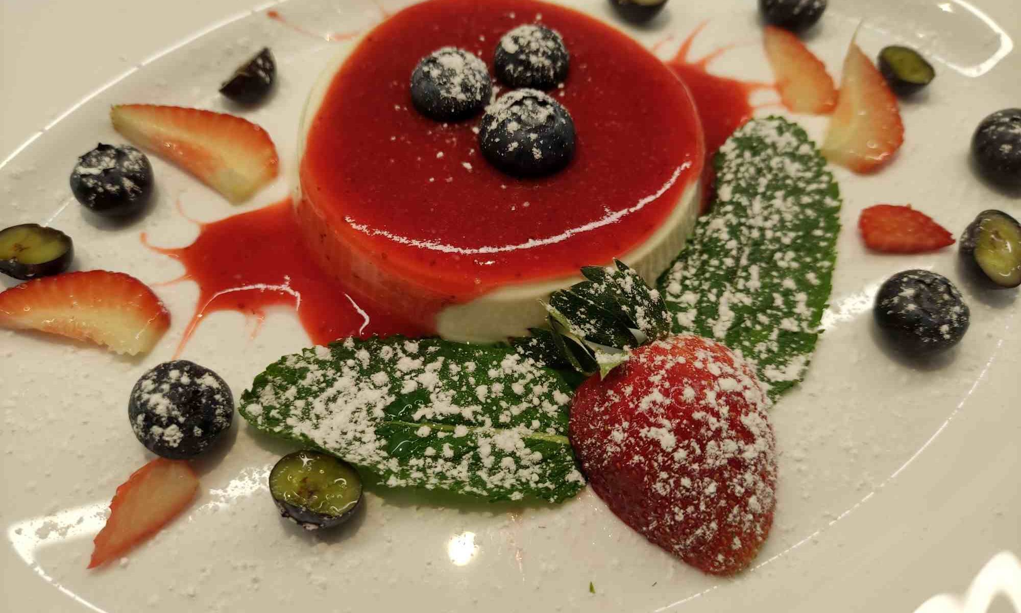 Panna Cotta e salsa di Fragole - Panna Cotta mit Erdbeersauce