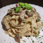 Tagliatelle Prosciutto e Champignon-Tagliatelle mit Schinken und Champignon